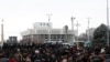 Акция протеста торговцев рынка "Кыял" возле мэрии, Бишкек, 5 февраля 2011 года.