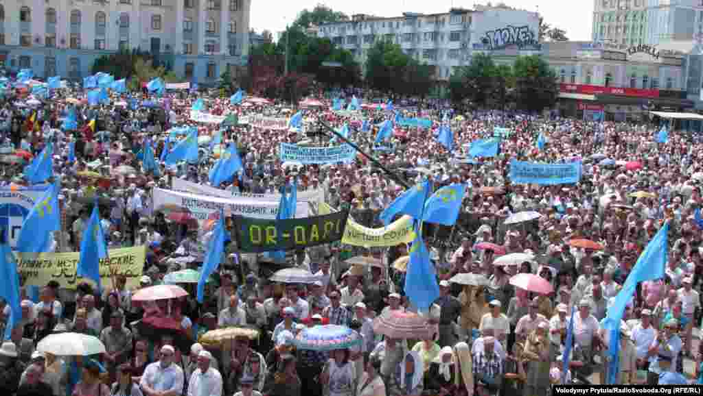 В жалобному мітингу з нагоди 68-ї річниці депортації комуністами кримськотатарського народу з Кримського півострова взяли участь майже 30 тисяч осіб