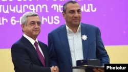 Armenia - President Serzh Sarkisian awards a state medal to businessman Samvel Aleksanian (R) in Yerevan, 26 September 2015.