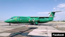 Самолет авиакомпании Armenia Airways в ереванском аэропорту «Звартноц» 