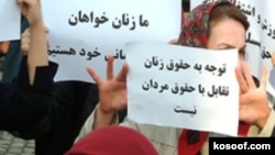 بهاره هدایت می گوید زنان اجتماع کننده در مقابل مجلس، مورد ضرب و شتم قرار گرفتند