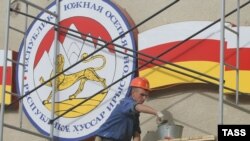 На сегодняшний день вакантными остаются должности министров юстиции и обороны, а также генерального прокурора. Власти не определились с кандидатами на пост председателя Конституционного суда и ЦИК
