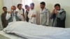 Ооганстандын Кундуз вилайетинде журналист Султан Мунади менен коштошууга көптөгөн кесиптештери чогулушту. 9-сентябрь, 2009-ж. 