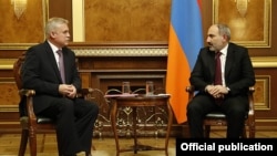 Հայաստանի վարչապետ Նիկոլ Փաշինյանը և ՀԱՊԿ գլխավոր քարտուղար Ստանիսլավ Զասը, Երևան, 28-ը փետրվարի, 2020թ.