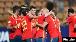 Իսպանիայի հավաքականը տոնում է հաղթանակը կիսաեզրափակիչում, Երևան, 24-ը հուլիսի, 2019թ․