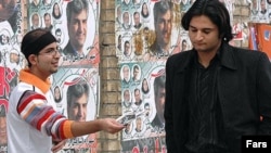 پيشتر هم ديده شده بود که در هنگامه انتخابات، راديو و تلويزيون دولتی ايران با استفاده از حاشيه های ورزشی، برنامه هايی ويژه پخش می کردند، اما در روزهای اخير، اين سياست به صورت گسترده تری در رسانه ملی خودنمايی می کند.