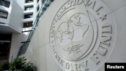 Логотип МВФ на здании штаб-квартиры организации в Вашингтоне