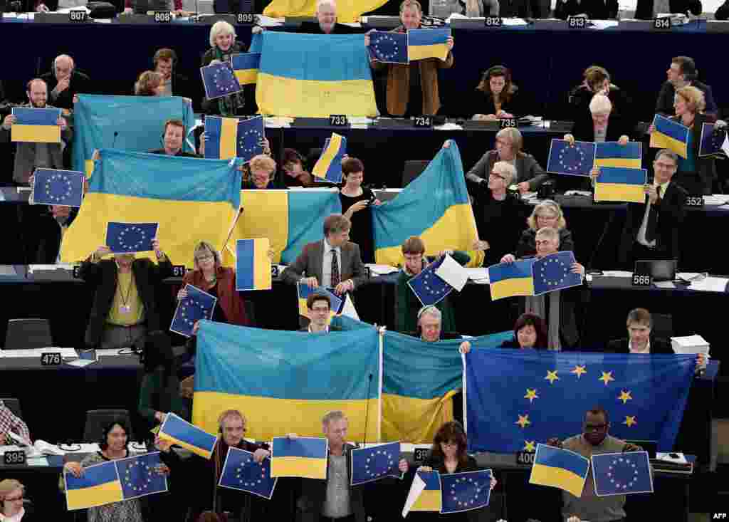 У залі засідань Європарламенту 12 грудня 2013 року. Європарламент закликає негайно почати посередницьку місію ЄС в Україні. Крім того, Європарламент висловлює повну солідарність із &laquo;демонстрантами за європейське майбутнє&raquo;