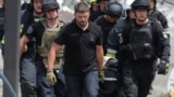 Поліція та рятувальники виносять пораних із місць ураження російськими ракетами. 24 червня 2025 року 