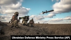 Українські військовослужбовці використовують американський ракетний комплекс Javelin під час військових навчань на Донеччині, 23 грудня 2021 року