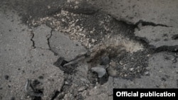 Разрушенная вследствие ракетного обстрела дорога в Степанакерте, 2 октября 2020 г.