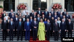 Лідери країн-членів НАТО, країн Тихоокеанського регіону, а також президент України позують для спільного фото під час офіційної вечері у королівської родини Нідерландів під час саміту НАТО. 24 червня, 2025 року