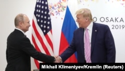 Президенты России и США - Владимир Путин (слева) и Дональд Трамп