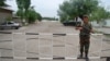 Кыргыз-өзбек чек арасында турган кыргыз жоокери. 