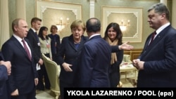 Зустріч лідерів країн «нормандського формату» (справа наліво): президент України Петро Порошенко, тодішній президент Франції Франсуа Олланд, канцлер Німеччини Анґела Меркель і президент Росії Володимир Путін. Мінськ, 11 лютого 2015 року