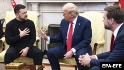 Президент України Володимир Зеленський (ліворуч), президент США Дональд Трамп і віцепрезидент США Джей ді Венс (праворуч) під час зустрічі в Овальному кабінеті Білого дому. Вашингтон, 28 лютого 2025 року
