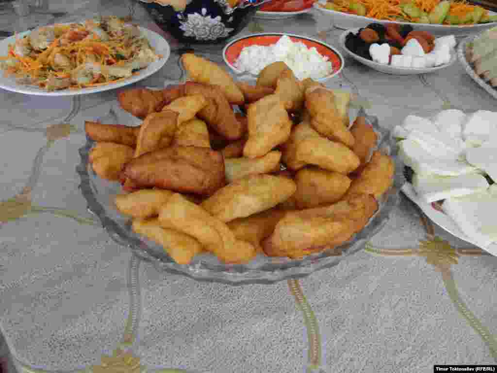 Күрттөр да кыргыздарга окшоп боорсок даярдашат. Аларда камыр сүт жана жумуртка менен жуурулуп, шекер кошулуп, таттуу боорсок болот экен. 