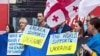 Українські та грузинські активісти на акції протесту проти агресії Росії в Україні. Нью-Йорк, 13 квітня 2014 року
