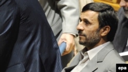 محمود احمدی نژاد در طول پنج روز گذشته با چندین روزنامه، رادیو و تلویزیون گفت و گو کرد.(عکس: EPA)