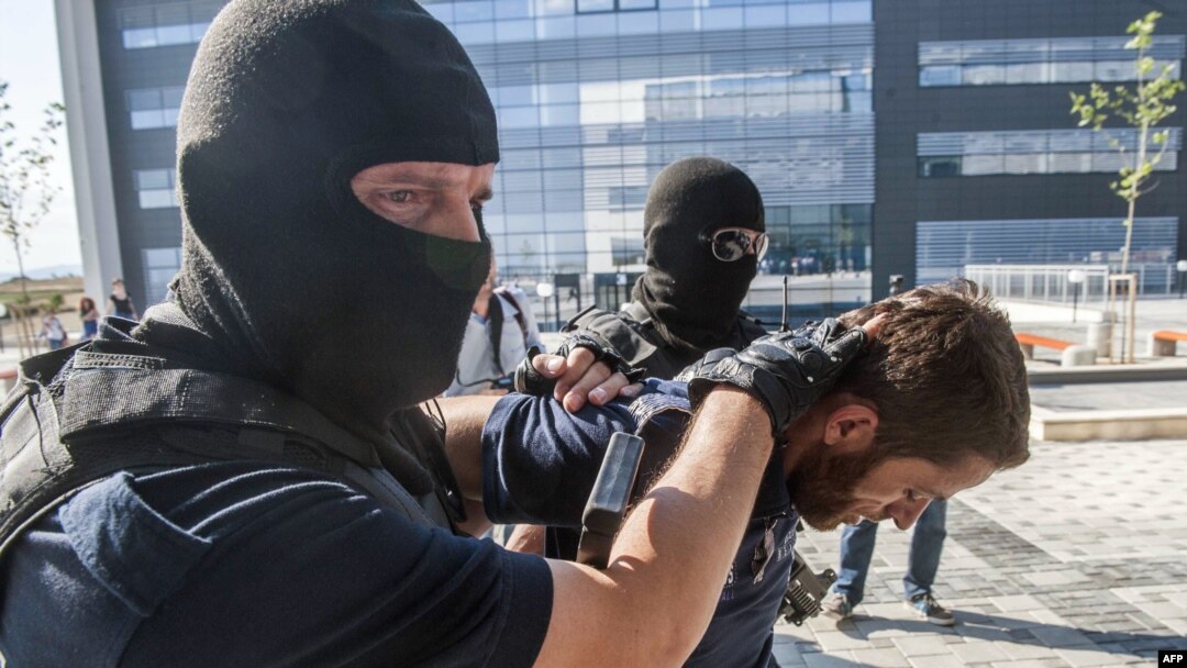 Privođenje na sud osumnjičenih za planiranje terorističkog napada trovanjem vode kod kojih je pronađen i propagandni materijal IDILa-, Priština, juli 2015