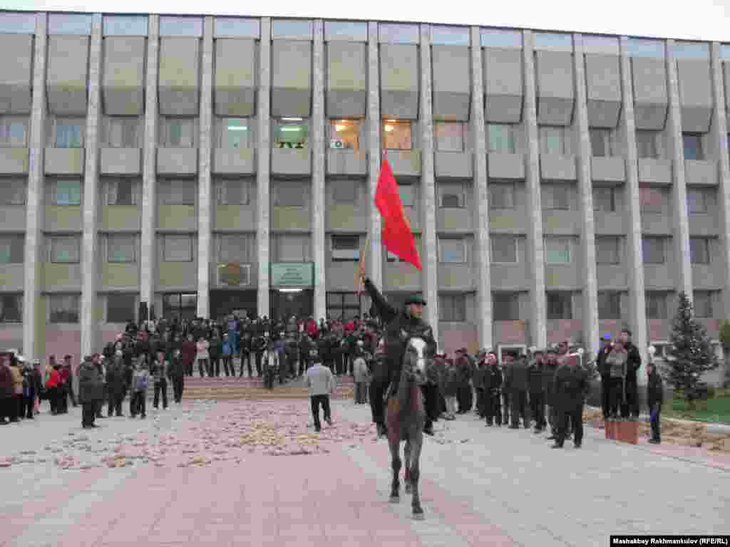 6-апрель күнү Талас облустук администрациясына эл кирип барган. 