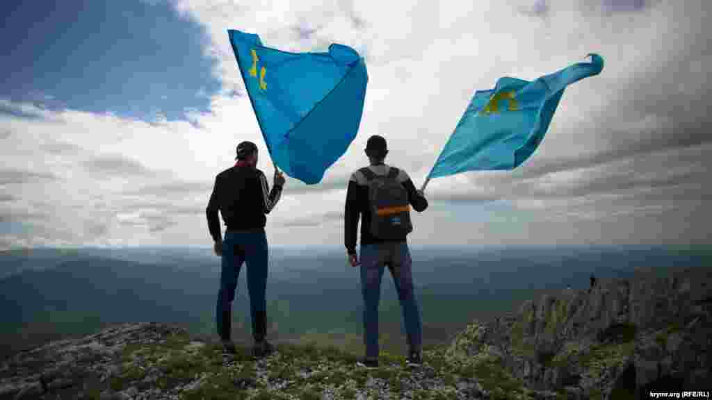Травень 2018. А це – вже на вершині гірського масиву – роком пізніше
