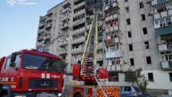 Ресей шабуылынан бүлінген көпқабатты тұрғын үйден адамдарды құтқару. Смела қаласы, Черкасск облысы, Украина, 29 маусым, 2025 жыл.