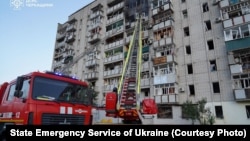 Ресей шабуылынан бүлінген көпқабатты тұрғын үйден адамдарды құтқару. Смела қаласы, Черкасск облысы, Украина, 29 маусым, 2025 жыл.