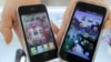 Мобильные телефоны Galaxy Samsung Electronics 'S (справа) и iPhone 3G от Apple в магазине электроники в Сеуле.