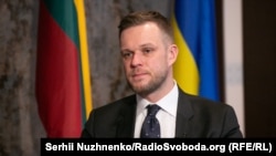 Габріелюс Ландсбергіс зазначив, що майже 25 років Захід бореться над тим, щоб «стримати імперіалізм Путіна за допомогою діалогу та дипломатії, в той час як він продовжує ігнорувати кордони та зрівнювати з землею міста». 