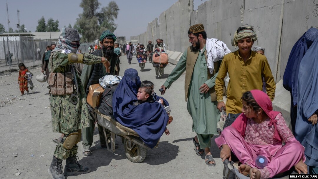 Ljudi sa svojim stvarima žure da prođu u Pakistan na granici s Afganistanom u Spin Boldaku 25. septembra 2021.