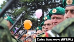В Южной Осетии убеждены, что армию сокращают едва ли не полностью, а военных переводят в состав российских вооруженных сил. По уверениям российских экспертов, так вопрос не ставится