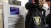 За словами мера, у першу чергу перепустки отримали медпрацівники, рятувальники, працівники комунальної, транспортної та соціальної сфер, працівники торгівлі та військові