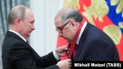 Президент России Владимир Путин и миллиардер Алишер Усманов. Архивное фото