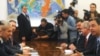 Сербія - Президент Борис Тадіч (ліворуч) під час зустрічі з головний прокурором Міжнародного трибуналу для колишньої Югославії Сержом Браммерцом (праворуч), Белград, 5 листопада 2009 року.