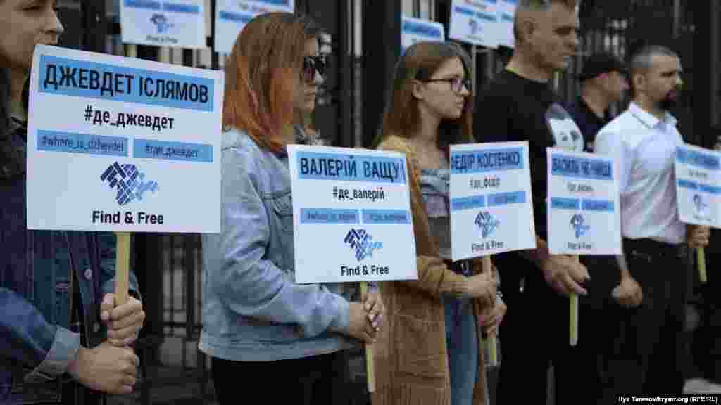 Учасники акції з метою нагадати про жертв насильницьких зникнень в окупованому Росією Криму «Календарь закроет этот лист...на 15 персон» у межах кампанії FIND&FREE біля посольства РФ. Київ, 25 липня 2019 року
