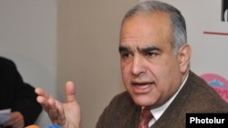 Armenia - Opposition presidential candidate Raffi Hovannisian at a news conference in Yerevan, 25Jan2013.