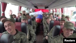 Российские военнослужащие после очередного обмена пленными