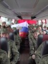 Российские военнослужащие после очередного обмена пленными