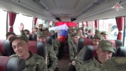 Российские военнослужащие после очередного обмена пленными