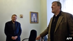 Символи «двох Європ»: британський актор і ліберальний громадський активіст Стівен Фрай (п) зустрічається з депутатом Держдуми Росії Віталієм Мілоновим, відомим борцем проти проявів ліберального суспільства (л)