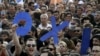 Демонстранти тримають листи зі словом «ні» (OXI) під час мітингу в Афінах. 3 липня 2015 року