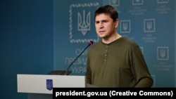 «Якщо ми інтенсивно прориватимемо лінію оборони російської армії, наступним кроком буде повернення територій і знищення збройних сил РФ. А для цього потрібна певна кількість бронетехніки, танки», наголошує Подоляк