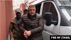 Владислав Есипенко во время задержания сотрудниками ФСБ в Крыму в марте 2021 года