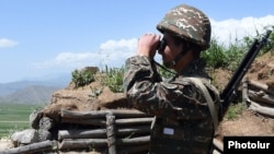 ՀՀ ԶՈւ զինծառայողը հայ-ադրբեջանական սահմանին մարտական հերթապահության ժամանակ, արխիվ