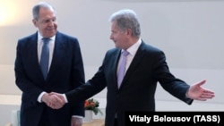 Россия ташқи ишлар вазири Сергей Лавров Финляндия президенти Саули Ниинист билан. Ҳельсинки, 2020, 3 март.