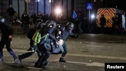 Policija odvodi učesnika antivladinih protesta u Tbilisiju, novembar 2024.