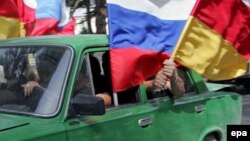 Многие молодые специалисты, получив образование, не находят применения в республике и вынужденно выезжают за ее пределы. В дальнейшем они создают семьи и оседают за пределами Южной Осетии