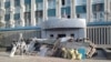 На вході до будівлі Луганського обласного управління СБУ сепаратисти спорудили барикаду 