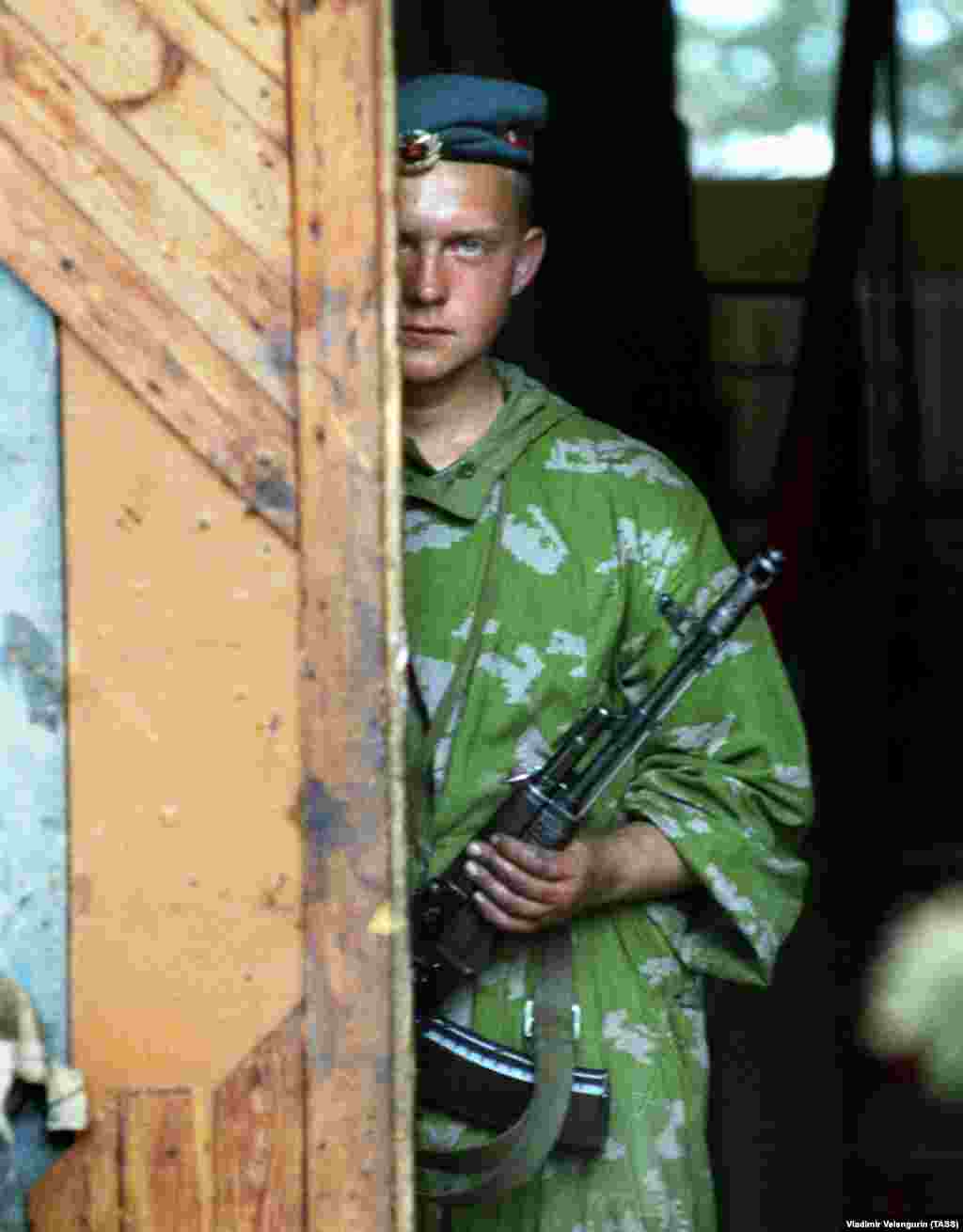 Российский десантник в Абхазии. Участие России в этом конфликте вообще было неоднозначным. С одной стороны, Россия публично поддержала Грузию; с другой - к абхазским военным присоединились многие российские военнослужащие. Некоторые доклады свидетельствуют о том, что, пока Россия одной рукой снабжала грузинские войска оружием, другой она бомбила позиции грузин в Сухуми. 